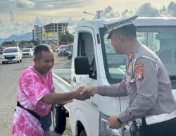 Ramadan Berbagi, Ditlantas Polda Sulbar Bagikan Takjil bagi Pengendara dan Warga Kurang Mampu