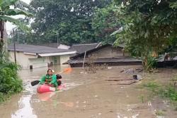 Banjir Bekasi Lebih Parah dari 2020, Air Capai Atap Rumah