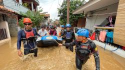 Jabodetabek Dilanda Banjir, Human Initiative Terjunkan Tim Bantu Evakuasi dan Sediakan Makanan