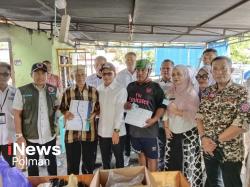 Pasca Kebakaran, Bupati Polman Bantu Korban Dan Serahkan Dokumen Baru Usai Hangus Terbakar