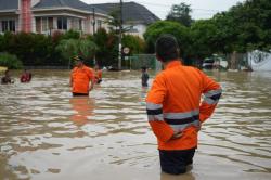 Banjir Bekasi Belum Surut, Warga Kesulitan Air Minum dan Makanan