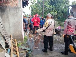 Diduga Lilin Menyambar Bensin yang Tumpah, Toko Kelontong di Kendal Terbakar