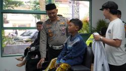 Salut,  Polres Temanggung  Gratiskan Potong Rambut bagi Anak Yatim Piatu