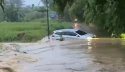 Viral! Mobil Terseret Arus Banjir di Setu Bekasi karena Pengendara Ngeyel Menerobos Banjir