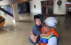 YBM PLN UP3 Bekasi Salurkan Bantuan untuk Korban Terdampak Banjir di Perumnas 1