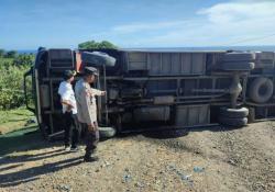 Bus Pengangkut Karyawan PT.AMNT Terguling, Dua Orang Tewas 20 Terluka