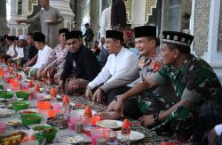 Bupati Pidie Jaya Sibral Malasyi dan Tim Safari Ramadhan Buka Puasa di Mesjid Kuta Bate Meureudu