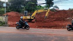 Warga Geram! Proyek Cut and Fill di Jalan Raya Mucktar Sawangan Depok Bikin Jalanan Kotor dan Licin