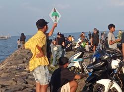 Ngabuburit Sambil Main Layang-layang di Pantai Muncar Banyuwangi, Tradisi Unik Saat Ramadan