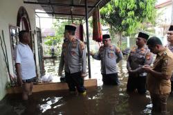 Kapolresta Pekanbaru Tinjau Lokasi Banjir di Rumbai dan Salurkan Bantuan untuk Pengungsi