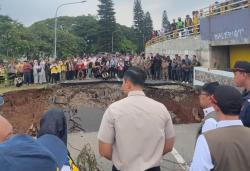 Cek Bekasi Usai Banjir, AHY Janji Perbaiki Jembatan Kemang Pratama yang Terputus