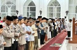 Tingkatkan Ketaqwaan di Bulan Ramadhan, Kapolres Pidie Jaya  Shalat Subuh di Masjid Islami Center