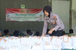 Polres Lampung Selatan dan Bhayangkari Bagikan Takjil Gratis untuk Santri di Bulan Ramadan