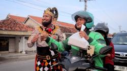 Unik! Polisi di Pemalang Berkostum Wayang Orang Bagi-Bagi Takjil ke Pengendara Motor