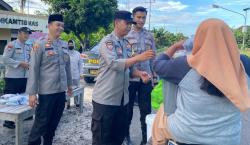 Jelang Berbuka Puasa, Polisi Bagikan Ratusan Paket Takjil Gratis