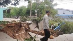 Jalan Jatiwangi Cikarang Longsor Akibat Hujan Deras, Akses Warga dan Buruh Terganggu