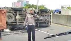 Ban Pecah, Truk Terbalik di Jalan Tol Layang Makassar