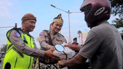 Enam Polisi Berkostum Wayang Bagikan 200 Takjil Gratis untuk Pengendara di Pemalang