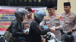 Aksi Sosial Polres Garut: Takjil untuk Warga, Helm Gratis untuk Pengendara