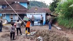 Pergerakan Tanah di Cineam Meluas, Polres Tasikmalaya Kota Berikan Bantuan bagi Pengungsi