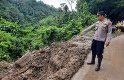 Pasca Longsor Jalan Raya Cibinong-Sindangbarang Sudah Dapat Dilalui Kendaraan Dengan Satu Arah 