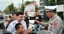 Polres Pangandaran Tebar Kebaikan, Bagikan Takjil Gratis untuk Pengguna Jalan Saat Ngabuburit