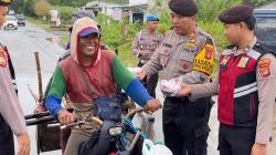 Polres Way Kanan Bagi – bagi Takjil Ke Pengguna Jalan: Wujud Kepedulian di Bulan Ramadhan