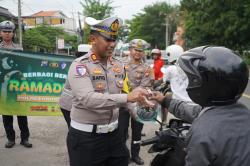 Kurangi pelanggaran, Satlantas Polres Probolinggo Edukasi Tertib Berkendara Sambil Berbagi Takjil