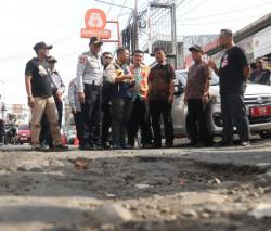 Tinjau Jalan Rusak di Ceremai Raya, Walikota Edo :  Akan Tambal Sementara