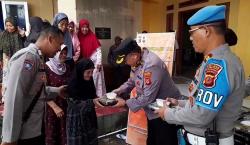 Bahagianya Pengungsi Korban Pergerakan Tanah di Cineam saat Polres Tasikmalaya Kota Berikan Bantuan