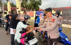 Gandeng Mahasiswa, Kapolres Bagi - Bagi 400 Paket Takjil untuk Masyarakat di Trienggadeng