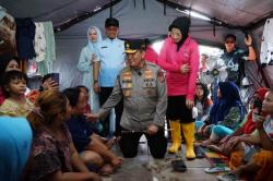 Tinjau Banjir, Kapolda Riau Pastikan Agar Kebutuhan Warga Selama Ramadan Terlayani