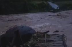 Dibangun Swadaya Masyarakat, Jembatan Penghubung Pandeglang-Serang Ambruk Diterjang Luapan Sungai