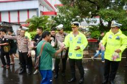 Polrestabes Semarang Bagikan 1500 Takjil Gratis Di Simpang Lima