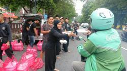 Ratusan Nasi Kotak Ludes dalam Sekejap, Warung Mimi Sidoarjo Tebar Berkah Ramadan di Jalanan