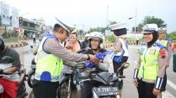 Sat Lantas Polres Pekalongan Bagikan Takjil Sekaligus Sosialisasikan Tertib Berlalu Lintas