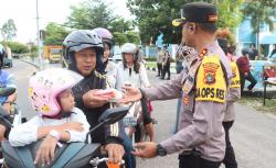 Polres Bangka Tengah Bersama BAZNAS Bagikan Takjil Gratis untuk Masyarakat