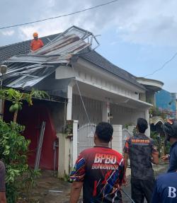 Angin Kencang Disertai Hujan Deras Akibatkan Atap Rumah Melayang Ratusan Meter