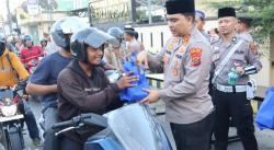 Kapolres Batu Bara Berbagi Takjil, Sebagai Bentuk Kepedulian Polri Terhadap Masyarakat