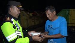 Polsek Kota Ponorogo Bagikan Makanan Sahur Untuk Para Pekerja Malam