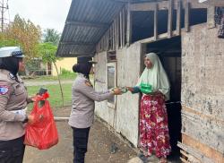 Ramadhan Penuh Berkah, Polwan Polres Pidie Jaya Bagi- bagi Takjil Gratis