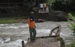 Jembatan Penghubung Pandeglang-Serang Terputus Akibat Banjir, Bupati Dewi Langsung Cek Lokasi