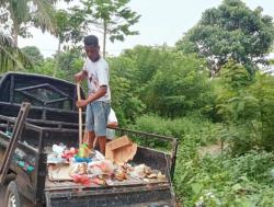 Anggota DPR Perindo Bersama Warga Pungut Sampah di Objek Wisata Padang Mausui