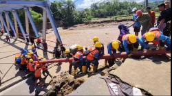 Heroik! Petugas PLN Panggul Tiang Ratusan Kilo Menuju Lokasi Bencana di Sukabumi