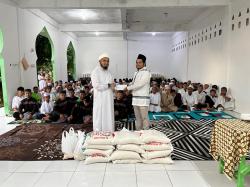 PLN ULP Aek Nabara dan YBM Santuni 75 Anak Panti Asuhan Pondok Pesantren Raudhatul Ulum 