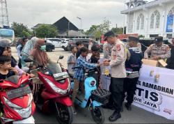 Tebar Berkah Ramadhan, Polisi Bagikan Takjil Gratis untuk Masyarakat di Pidie Jaya