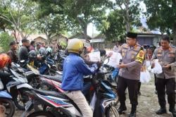 Kapolres Lampung Selatan Bagikan Takjil untuk Pengemudi Ojek, Petugas Kebersihan, dan Relawan Pengum