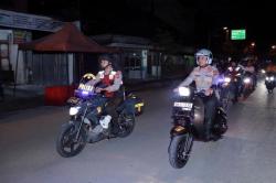 Bangunkan Warga untuk Sahur Ramadan, Kapolres AKBP Farouk Motoran Keliling Indragiri Hilir