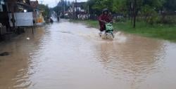 Banjir di Cikaobandung Purwakarta Surut, Warga Bersih-bersih Rumah