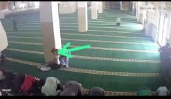 Maling Tas Berisi HP dan Uang Milik Jemaah Masjid Agung Kota Tasikmalaya Terekam CCTV